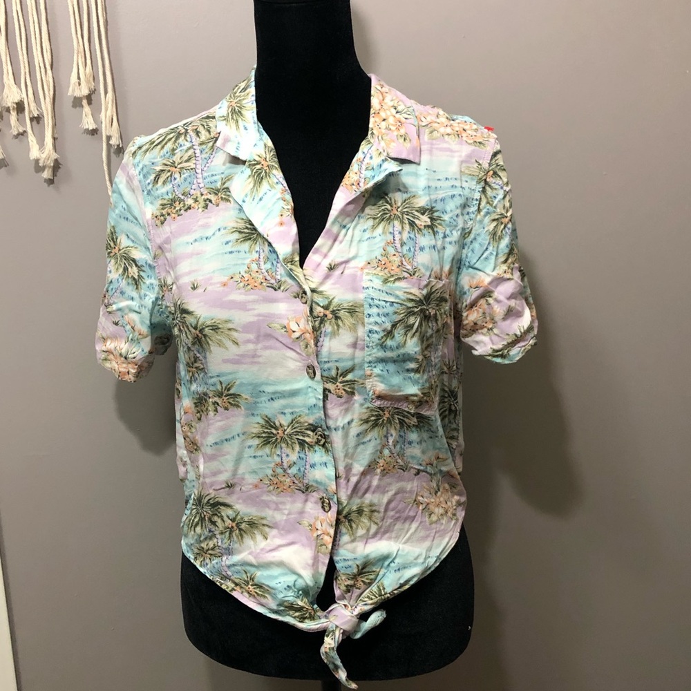 American Eagle Outfitters Hawaiian Button Up Tie